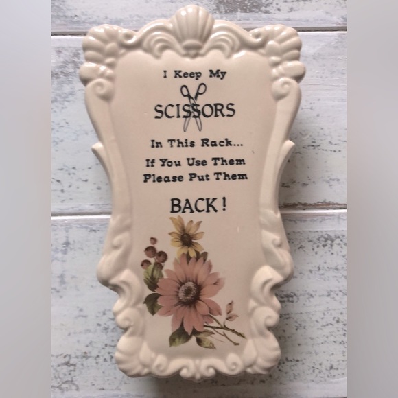 Vintage kitschy scissor holder, wall hanging - Picture 1 of 2